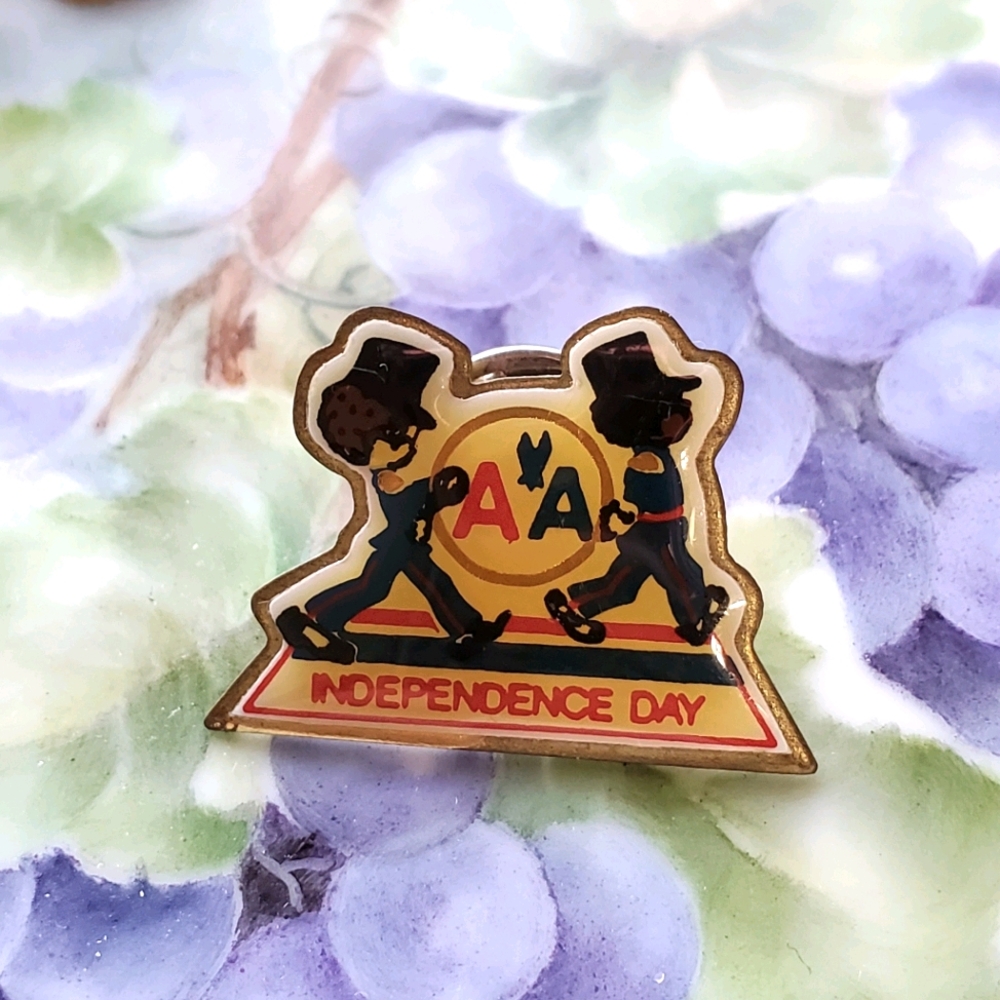 AMERICAN AI RLINES Legacy AA logo 4th of July parade pinback brooch pilot flight